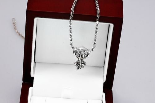 srebrny wisiorek przekładany z piórkiem i markazytami na Arena.pl