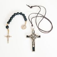 KRZYŻYK METALOWY CZARNY ŚW Benedykta 4,5 x 8cm /dziesiątka drewniana 2 w 1