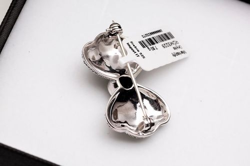 srebrna broszka kokarda z onyksem i markazytami na Arena.pl