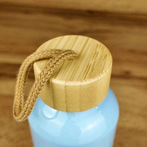 Błękitna butelka aluminiowa z bambusową zakrętką z Twoim nadrukiem na Arena.pl