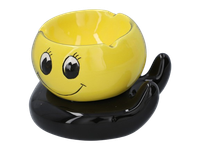 Żółta Ceramiczna Popielniczka Buźka z Uśmiechem na Czarnej Dłoni