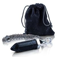 Czarny turkus – zawieszka z łańcuszkiem w woreczku