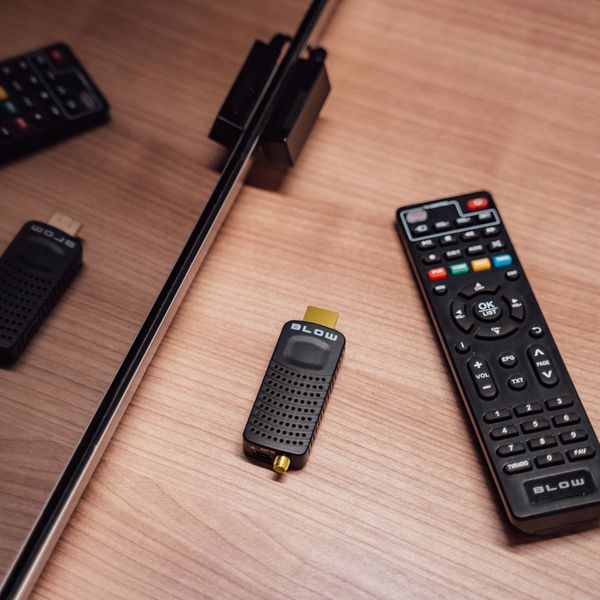 DEKODER TUNER TV DVB-T2 HEVC H.265 FULL HD MINI STICK PILOT BATERIE zdjęcie 4
