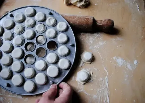 FORMA DO PIEROGÓW USZEK RAVIOLI WYKRAWACZ PIEROŻNICA 24,5 CM na Arena.pl