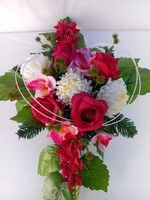 Stroik na grób 70x55 cm – róże, chryzantemy, zieleń, elegancka kompozycja