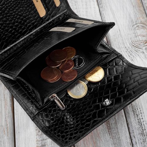 portfel damski skórzany mały czarny croco w orientacji poziomej na Arena.pl