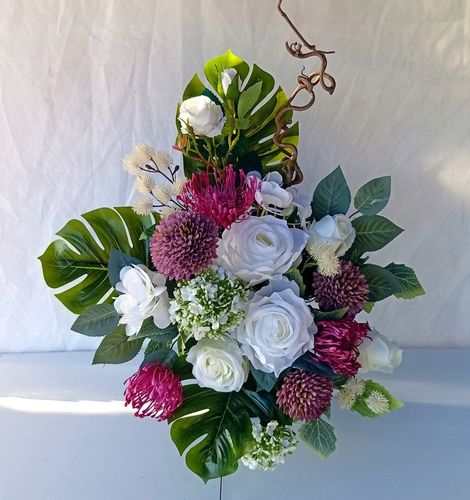 Komplet kompozycji nagrobnych z białymi różami i bordowymi chryzantemami na Arena.pl