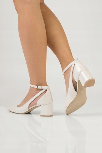 Ślubne Czółenka na słupku niskie ekru Gabi 38 na Arena.pl