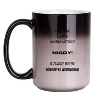 KUBEK "PYTASZ MNIE CZY MAM WAHANIA NASTROJU? NIGDY! JA ZAWSZE JESTEM RÓWNIUTKO WKURWIONA" Wzór - Duży Magiczny 450 ml