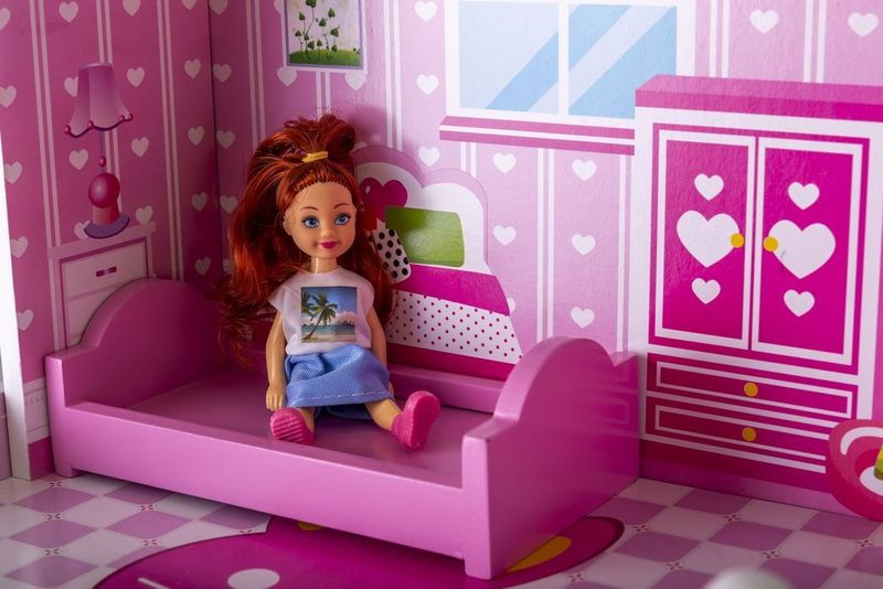 Śliczny drewniany domek dla lalek do wysokości ok. 18 cm zdjęcie 3