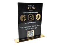 Tabliczka z kodami QR z plexi z nadrukiem UV i złotymi elementami