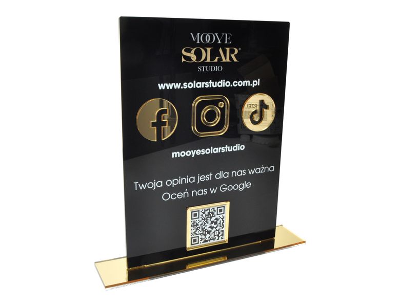 Tabliczka z kodami QR z plexi z nadrukiem UV i złotymi elementami zdjęcie 1