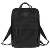 czarny plecak damski zawieszony na regulowanych szelkach i zamykany