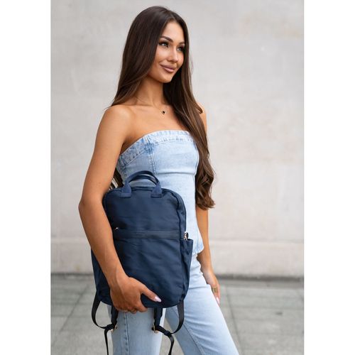 granatowy, nylonowy plecak damski na regulowanych szelkach na Arena.pl