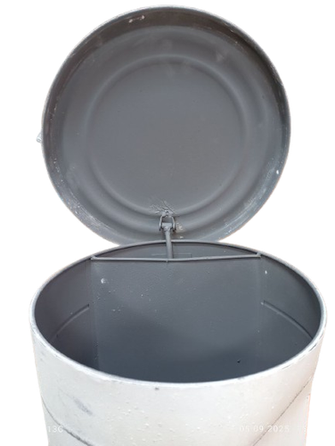 Kosz na śmieci zewnętrzny do ogrodu biały retro pedałowy POWYSTAWOWY na Arena.pl