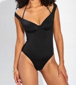 Strój kąpielowy z fiszbinami i odkrytymi ramionami