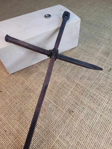 Stalowy kuty krzyż rustykalny z węzłem stalowym 30 cm na Arena.pl