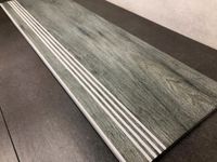 Szare drewnopodobne płytki na schody 100x300 rowki