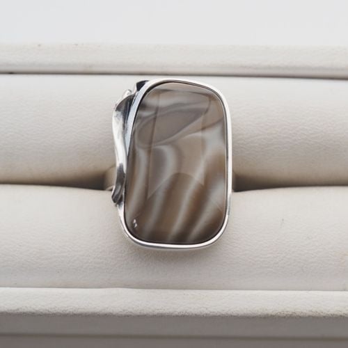 Pierścionek regulowany z owalnym Krzemieniem Pasiastym w srebrze na Arena.pl