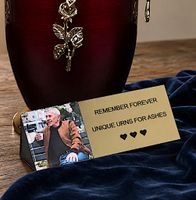 Tabliczka pamiątkowa ze zdjęciem – personalizacja urny kremacyjnej