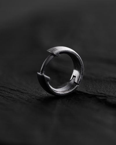 Srebrny kolczyk THE HOOP na Arena.pl