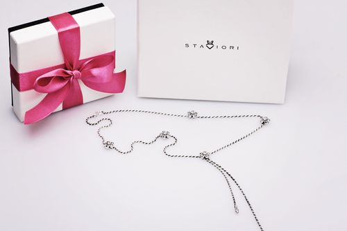 srebrny naszyjnik z kwiatkami i markazytami na Arena.pl