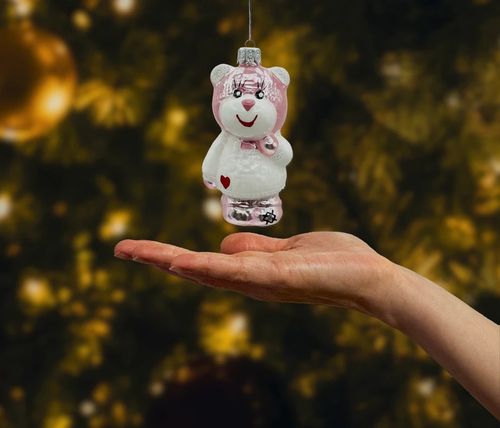 Bombka choinkowa szklana: Uroczy Miś w białym sweterku: różowy na Arena.pl