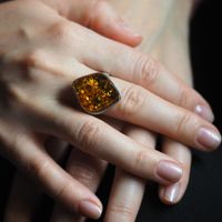 Pierścionek z Bursztynem Zielonym - romb w srebrze