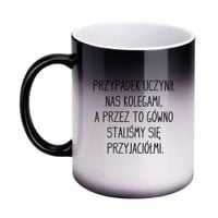 KUBEK "PRZYPADEK UCZYNIŁ NAS KOLEGAMI, A PRZEZ TO GÓWNO STALIŚMY SIĘ PRZYJACIÓŁMI" Wzór - Magiczny 330 ml
