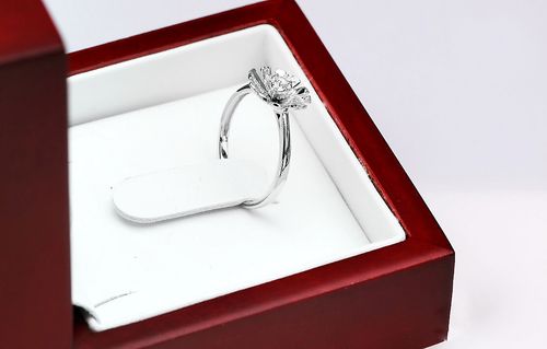 pierścionek kwiatek z diamentem białe złoto 585 na Arena.pl