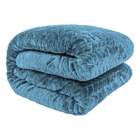Ciepły koc Fuero 160x200 błękitny miękki tłoczony elegancki narzuta