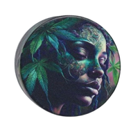 Kolorowy Młynek do Tytoniu Grinder z Kobietą w Zielone Liście Marihuany