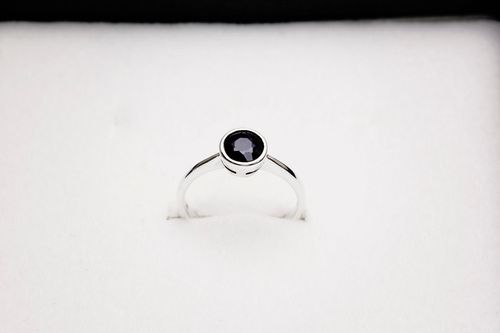 pierścionek srebrny z naturalnym szafirem na Arena.pl