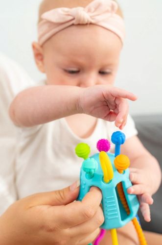 PRZECIĄGANIEC ZIPPEE ZABAWKA SENSORYCZNA prezent dla dzieci 18m+ MOBI na Arena.pl