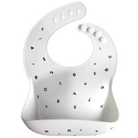 Mushie : Śliniak silikonowy Letters White