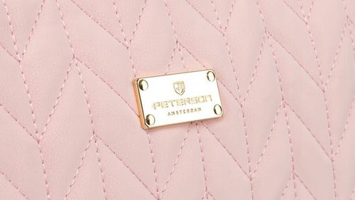 różowa kosmetyczka damska ze skóry ekologicznej z przeszywanym wzorem na Arena.pl