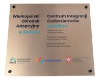 tabliczka metalowa firmowa z dystansami z logo złoty dibond 3mm 40x35cm