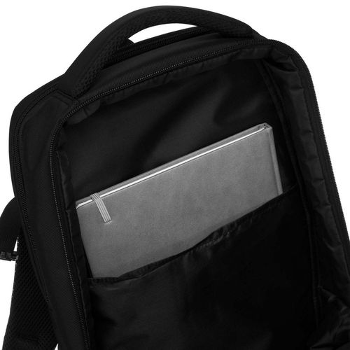 plecak podróżny w czarnym kolorze zawieszony na regulowanych szelkach na Arena.pl