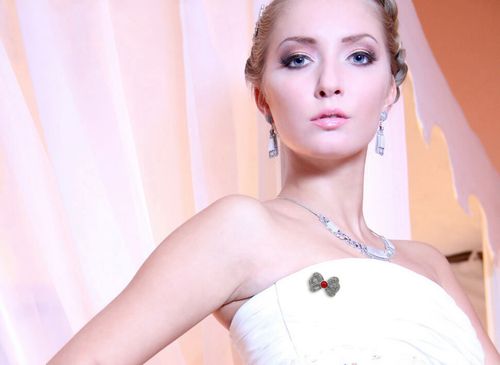 broszka srebrna kokarda z markazytami i koralem na Arena.pl