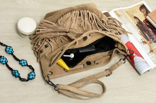 VERA PELLE torebka zamszowa listonoszka boho z ćwiekami V418 c.fioletowa na Arena.pl