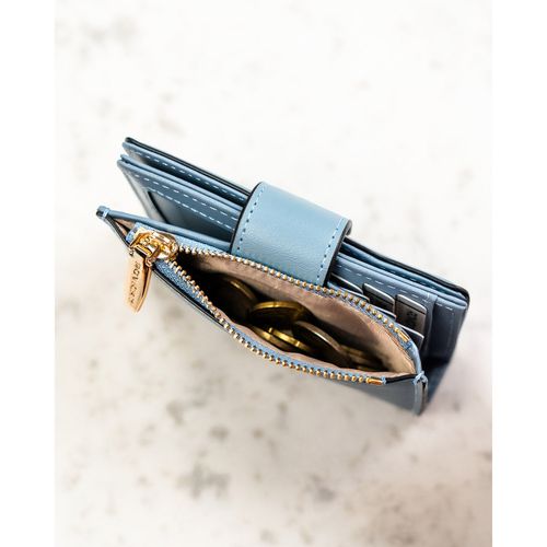 portfel damski ze skóry ekologicznej w błękitnym kolorze, wyposażony na Arena.pl