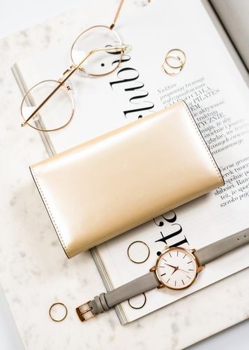 klasyczny, elegancki portfel damski w beżowym kolorze mieszczący dowód na Arena.pl