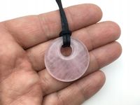 wisiorek zawieszka kamień kwarc różowy w kształcie donata z rzemieniem