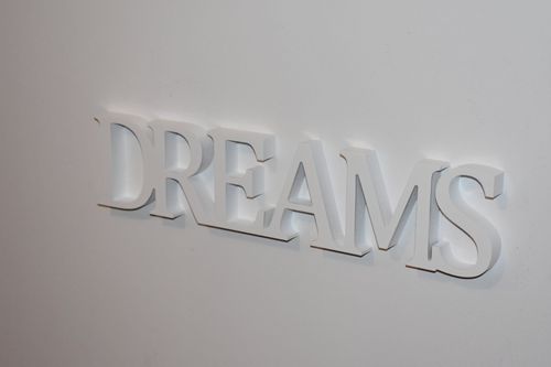 Napis 3D DREAMS na Arena.pl