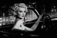 FOTOTAPETA CZARNO BIAŁA KOBIETA ZA KIEROWNICĄ