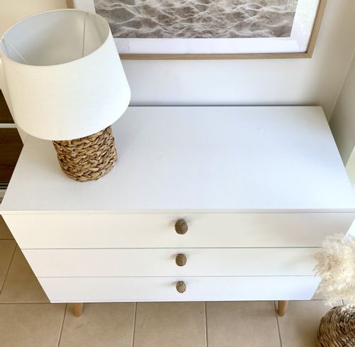 Komoda skandynawska z szufladami na wysokich nogach - Macchiato na Arena.pl