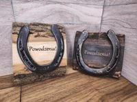 Oryginalny prezent na szczęście podkowa POWODZENIA drewniana deska