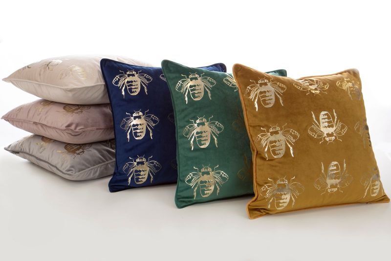 Poszewka dekoracyjna BLINK-15N 45x45 czerwona w złote trzmiele zdjęcie 6