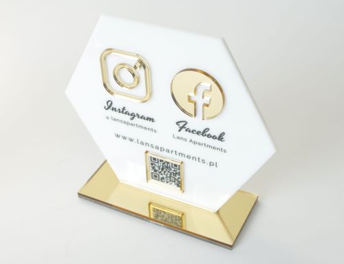 Biała statuetka z plexi z nadrukiem UV i złotymi elementami na Arena.pl