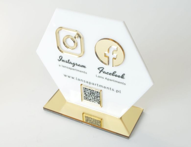 Biała statuetka z plexi z nadrukiem UV i złotymi elementami zdjęcie 3